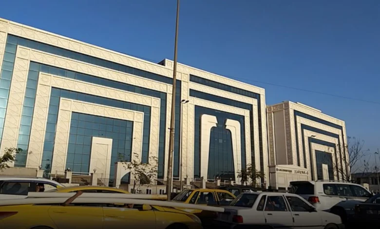 أفاد مصدر أمني أن المشاجرة المسلحة وقعت ظهر اليوم الأحد، الموافق 5 كانون الثاني 2025، داخل حرم كلية الإسراء الجامعة في بغداد. تطورت المشاجرة بسرعة إلى إطلاق نار، مما تسبب في إصابة أربعة أشخاص على الأقل واعتقال ثلاثة آخرين. وأعلنت وزارة الداخلية في بيان لها أنها تمكنت من القبض على أحد الطلبة المشاركين في الحادث، الذي أقدم على إطلاق النار متسببًا بإصابة أحد حراس الكلية واثنين من الطلبة. وأوضحت الوزارة أن قيادة شرطة بغداد الرصافة فتحت تحقيقًا في الحادثة، مشيرة إلى أن المصابين نقلوا إلى المستشفى لتلقي العلاج، وأن حالتهم الصحية مستقرة.