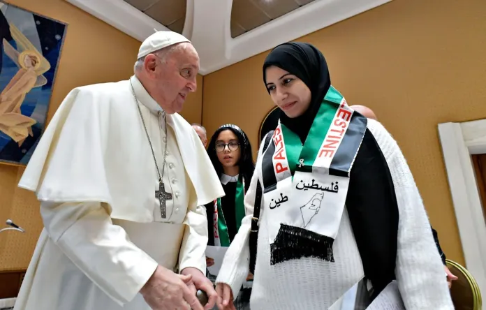 الفاتيكان يرفض خطة ترامب لتهجير الفلسطينيين من غزة روما - 14 فبراير 2025: رفض أمين سر الفاتيكان، الكاردينال بيترو بارولين، خطة الرئيس الأميركي السابق دونالد ترامب لتهجير الفلسطينيين من قطاع غزة و"الاستيلاء" عليه، معتبرا أنها غير منطقية وتؤدي إلى زيادة التوترات في المنطقة. وجاء هذا الرفض في أعقاب انتقاد حاد آخر من مسؤول كاثوليكي بارز هذا الأسبوع لسياسات ترامب. وقال الكاردينال بارولين، خلال فعالية في روما مساء الخميس، إنه يجب السماح للفلسطينيين بالبقاء على أراضيهم في غزة. وأضاف: "لا للترحيل، وهذه إحدى النقاط الأساسية"، مؤكداً أن "كل من وُلد وعاش في غزة يتعين أن يبقى على أرضه". وفي تصريحاته، شدد بارولين على أن خطة ترامب للاستيلاء على القطاع الفلسطيني "ليست منطقية"، محذراً من أن التهجير القسري قد يؤدي إلى توترات متصاعدة في المنطقة. كما جدد الكاردينال دعوته لحل الدولتين كحل لإنهاء الصراع الفلسطيني الإسرائيلي، وهو الموقف الثابت للفاتيكان. تأتي هذه التصريحات بعد يومين من انتقاد البابا فرانسيس الشديد لإدارة ترامب في رسالة مفتوحة ندد فيها بسياسات الإدارة الأميركية تجاه المهاجرين، ووصف خطة ترامب لترحيل ملايين المهاجرين بأنها "مشينة"، قائلاً إن "ما يُبنى على أساس القوة وليس على أساس حقيقة تساوي جميع البشر في الكرامة، بدايته سيئة ونهايته ستكون سيئة". وتأتي هذه الانتقادات بعد أن كشف الرئيس الأميركي السابق في الرابع من فبراير الجاري عن خطته الاستيلاء على قطاع غزة بعد تهجير الفلسطينيين منه، وهو ما قوبل برفض قاطع من دول عربية عدة، بما في ذلك مصر والأردن، ومنظمات إقليمية ودولية.