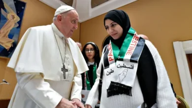 الفاتيكان يرفض خطة ترامب لتهجير الفلسطينيين من غزة روما - 14 فبراير 2025: رفض أمين سر الفاتيكان، الكاردينال بيترو بارولين، خطة الرئيس الأميركي السابق دونالد ترامب لتهجير الفلسطينيين من قطاع غزة و"الاستيلاء" عليه، معتبرا أنها غير منطقية وتؤدي إلى زيادة التوترات في المنطقة. وجاء هذا الرفض في أعقاب انتقاد حاد آخر من مسؤول كاثوليكي بارز هذا الأسبوع لسياسات ترامب. وقال الكاردينال بارولين، خلال فعالية في روما مساء الخميس، إنه يجب السماح للفلسطينيين بالبقاء على أراضيهم في غزة. وأضاف: "لا للترحيل، وهذه إحدى النقاط الأساسية"، مؤكداً أن "كل من وُلد وعاش في غزة يتعين أن يبقى على أرضه". وفي تصريحاته، شدد بارولين على أن خطة ترامب للاستيلاء على القطاع الفلسطيني "ليست منطقية"، محذراً من أن التهجير القسري قد يؤدي إلى توترات متصاعدة في المنطقة. كما جدد الكاردينال دعوته لحل الدولتين كحل لإنهاء الصراع الفلسطيني الإسرائيلي، وهو الموقف الثابت للفاتيكان. تأتي هذه التصريحات بعد يومين من انتقاد البابا فرانسيس الشديد لإدارة ترامب في رسالة مفتوحة ندد فيها بسياسات الإدارة الأميركية تجاه المهاجرين، ووصف خطة ترامب لترحيل ملايين المهاجرين بأنها "مشينة"، قائلاً إن "ما يُبنى على أساس القوة وليس على أساس حقيقة تساوي جميع البشر في الكرامة، بدايته سيئة ونهايته ستكون سيئة". وتأتي هذه الانتقادات بعد أن كشف الرئيس الأميركي السابق في الرابع من فبراير الجاري عن خطته الاستيلاء على قطاع غزة بعد تهجير الفلسطينيين منه، وهو ما قوبل برفض قاطع من دول عربية عدة، بما في ذلك مصر والأردن، ومنظمات إقليمية ودولية.