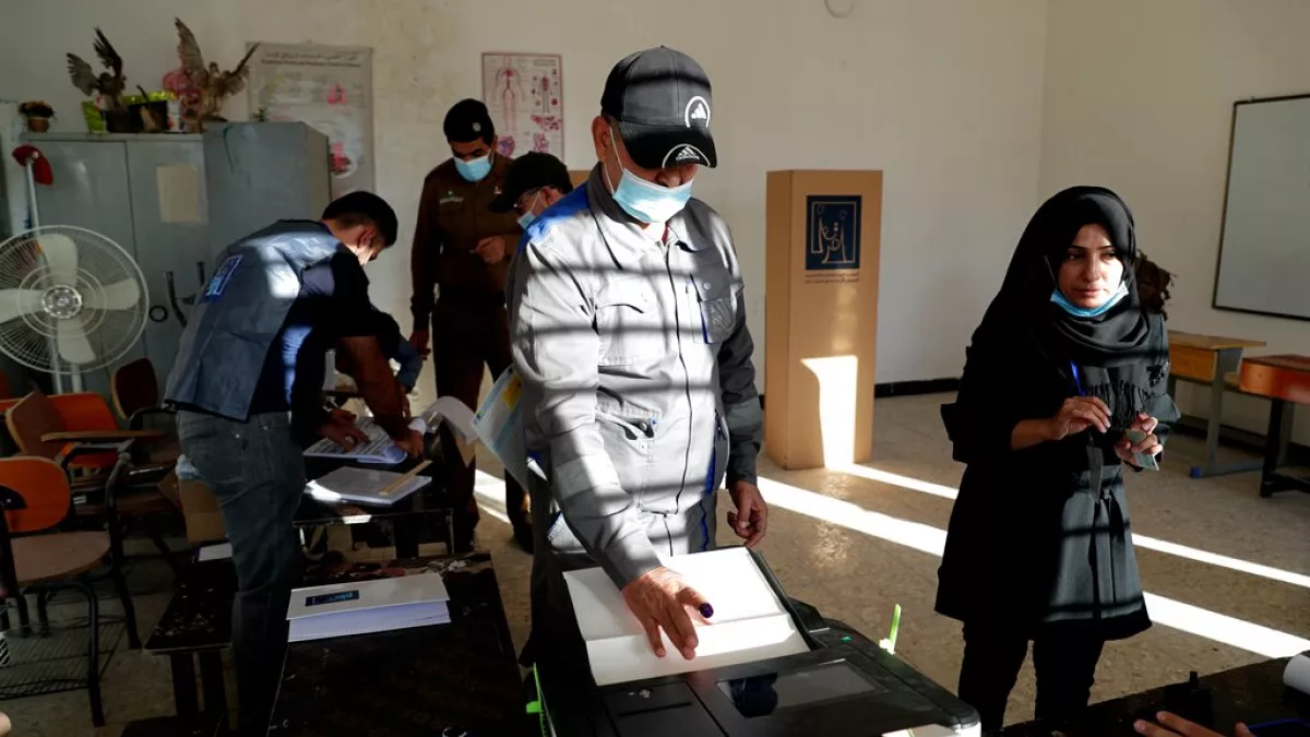 أعلنت المفوضية العليا المستقلة للانتخابات في العراق، اليوم، استبعاد العراقيين المقيمين بالخارج من التصويت في الانتخابات البرلمانية المقررة في 11 تشرين الثاني/نوفمبر 2025. القرار أثار موجة غضب وانتقادات واسعة، مع اتهامات للحكومة والأحزاب السياسية بتعمد تهميش أصوات ملايين العراقيين في المهجر. وبررت المفوضية القرار بربط التصويت بالبطاقة البيومترية، القابلة للإصدار فقط داخل العراق، فيما أفادت مصادر بأن القرار جاء بضغط سياسي من أحزاب تخشى تأثير أصوات الخارج على نتائج الانتخابات. مراقبون حذروا من أن هذا الإجراء يكرّس أزمة الثقة بالعملية الانتخابية ويدفع نحو المزيد من العزوف السياسي، وسط مطالبات بإعادة النظر في القرار لضمان مشاركة جميع العراقيين دون تمييز.