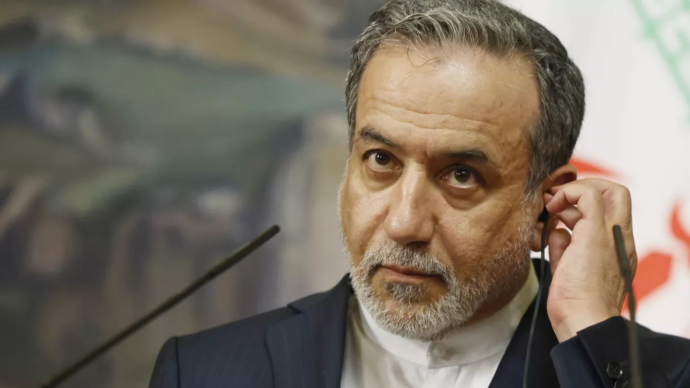 طهران – 25 أبريل 2025 – أعلنت إيران استعدادها لاستئناف المفاوضات النووية مع الدول الأوروبية الكبرى، حيث كشف وزير الخارجية الإيراني، عباس عراقجي، عن نيته القيام بجولة دبلوماسية تشمل عدة عواصم أوروبية بهدف التفاوض حول البرنامج النووي الإيراني. تصريحات عراقجي تأتي في وقت حساس من التوترات السياسية بين طهران والاتحاد الأوروبي، إذ لا تقتصر الخلافات على الملف النووي فحسب، بل تشمل أيضًا الدعم الإيراني لروسيا في حربها ضد أوكرانيا.