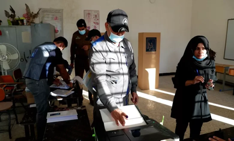 أعلنت المفوضية العليا المستقلة للانتخابات في العراق، اليوم، استبعاد العراقيين المقيمين بالخارج من التصويت في الانتخابات البرلمانية المقررة في 11 تشرين الثاني/نوفمبر 2025. القرار أثار موجة غضب وانتقادات واسعة، مع اتهامات للحكومة والأحزاب السياسية بتعمد تهميش أصوات ملايين العراقيين في المهجر. وبررت المفوضية القرار بربط التصويت بالبطاقة البيومترية، القابلة للإصدار فقط داخل العراق، فيما أفادت مصادر بأن القرار جاء بضغط سياسي من أحزاب تخشى تأثير أصوات الخارج على نتائج الانتخابات. مراقبون حذروا من أن هذا الإجراء يكرّس أزمة الثقة بالعملية الانتخابية ويدفع نحو المزيد من العزوف السياسي، وسط مطالبات بإعادة النظر في القرار لضمان مشاركة جميع العراقيين دون تمييز.