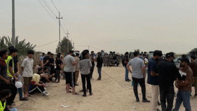 نظم العشرات من خريجي كلية الهندسة في محافظة البصرة، اليوم الأحد، مظاهرة احتجاجية أمام حقل (غرب القرنة 2) النفطي شمالي المحافظة.