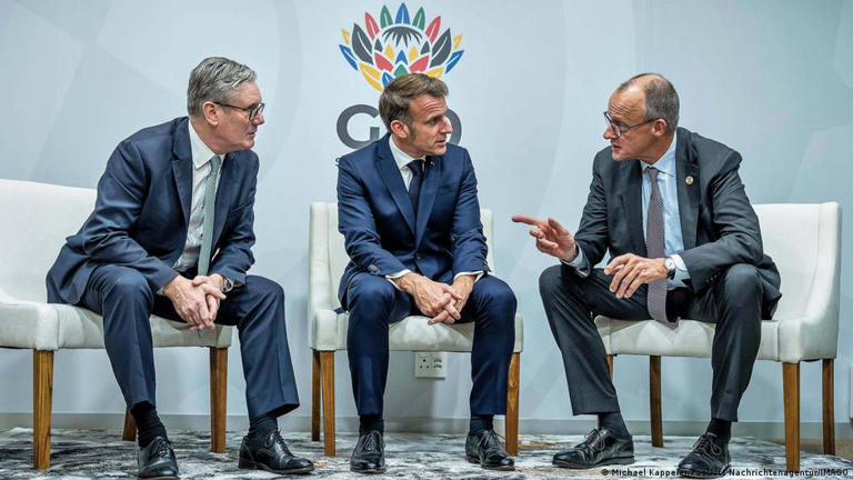 في ظل التصعيد العسكري المتسارع في الشرق الأوسط بين الولايات المتحدة وإسرائيل وإيران، تجد أوروبا نفسها أمام اختبار سياسي وأمني معقد. فبين ضغوط الحليف الأمريكي والمخاوف من اتساع رقعة الحرب وتداعياتها على الأمن والاقتصاد الأوروبيين، يبدو الاتحاد الأوروبي عاجزاً حتى الآن عن صياغة موقف موحد تجاه الأزمة.