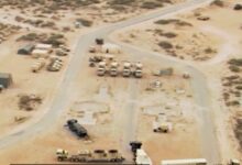 مع تصاعد التوتر العسكري في الشرق الأوسط، تتزايد المخاوف من تحوّل الصراع بين إيران والولايات المتحدة وإسرائيل إلى مواجهة أوسع تهدد أمن المنطقة. وفي ظل هذا التصعيد، تسعى طهران إلى اختبار وتقويض منظومات الدفاع الجوي التي تحيط بحلفاء واشنطن وقواعدها العسكرية في الخليج، عبر استخدام الصواريخ والطائرات المسيّرة. وفي المقابل، بدأت الولايات المتحدة تعزيز إجراءاتها الدفاعية، بما في ذلك استخدام قواعد عسكرية بريطانية لدعم عملياتها في المنطقة.