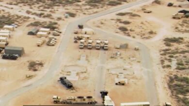 مع تصاعد التوتر العسكري في الشرق الأوسط، تتزايد المخاوف من تحوّل الصراع بين إيران والولايات المتحدة وإسرائيل إلى مواجهة أوسع تهدد أمن المنطقة. وفي ظل هذا التصعيد، تسعى طهران إلى اختبار وتقويض منظومات الدفاع الجوي التي تحيط بحلفاء واشنطن وقواعدها العسكرية في الخليج، عبر استخدام الصواريخ والطائرات المسيّرة. وفي المقابل، بدأت الولايات المتحدة تعزيز إجراءاتها الدفاعية، بما في ذلك استخدام قواعد عسكرية بريطانية لدعم عملياتها في المنطقة.