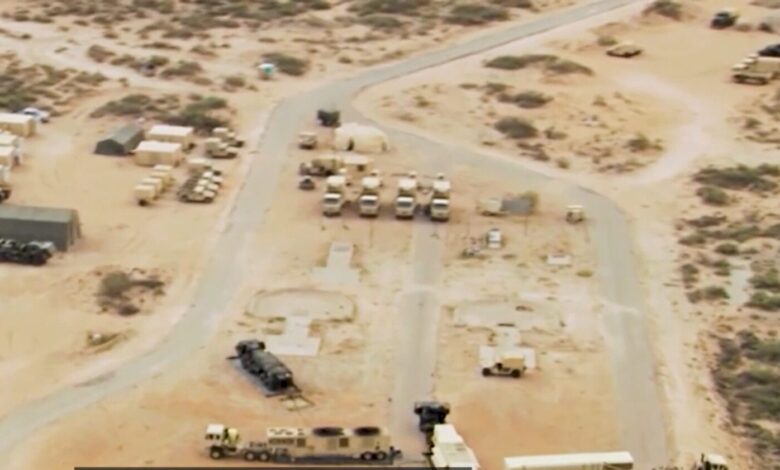 مع تصاعد التوتر العسكري في الشرق الأوسط، تتزايد المخاوف من تحوّل الصراع بين إيران والولايات المتحدة وإسرائيل إلى مواجهة أوسع تهدد أمن المنطقة. وفي ظل هذا التصعيد، تسعى طهران إلى اختبار وتقويض منظومات الدفاع الجوي التي تحيط بحلفاء واشنطن وقواعدها العسكرية في الخليج، عبر استخدام الصواريخ والطائرات المسيّرة. وفي المقابل، بدأت الولايات المتحدة تعزيز إجراءاتها الدفاعية، بما في ذلك استخدام قواعد عسكرية بريطانية لدعم عملياتها في المنطقة.