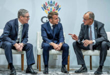 في ظل التصعيد العسكري المتسارع في الشرق الأوسط بين الولايات المتحدة وإسرائيل وإيران، تجد أوروبا نفسها أمام اختبار سياسي وأمني معقد. فبين ضغوط الحليف الأمريكي والمخاوف من اتساع رقعة الحرب وتداعياتها على الأمن والاقتصاد الأوروبيين، يبدو الاتحاد الأوروبي عاجزاً حتى الآن عن صياغة موقف موحد تجاه الأزمة.