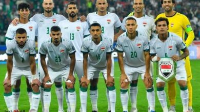المنتخب العراقي يعلن قائمته لمعسكر إسبانيا استعداداً لكأس العالم 2026 أعلن الجهاز الفني للمنتخب الوطني العراقي قائمة اللاعبين المشاركين في المعسكر التدريبي المقرر إقامته في إسبانيا، ضمن التحضيرات النهائية لخوض نهائيات كأس العالم 2026، في إطار خطة تهدف لرفع الجاهزية الفنية والبدنية. وأكد المدرب غراهام أرنولد أن المشاركة في المونديال تمثل تجربة تاريخية للاعبين، مشيراً إلى أهمية الاستعداد لمواجهة منتخبات عالمية كبرى بثقة وروح قتالية. من جانبه، شدد اللاعب أيمن حسين على أن التأهل للمونديال إنجاز كبير، مؤكداً أن الروح الجماعية والدعم الجماهيري سيكونان مفتاح الأداء القوي في البطولة. ويأتي معسكر إسبانيا ضمن برنامج إعداد مكثف يهدف إلى تجهيز المنتخب بأفضل صورة قبل انطلاق كأس العالم 2026.